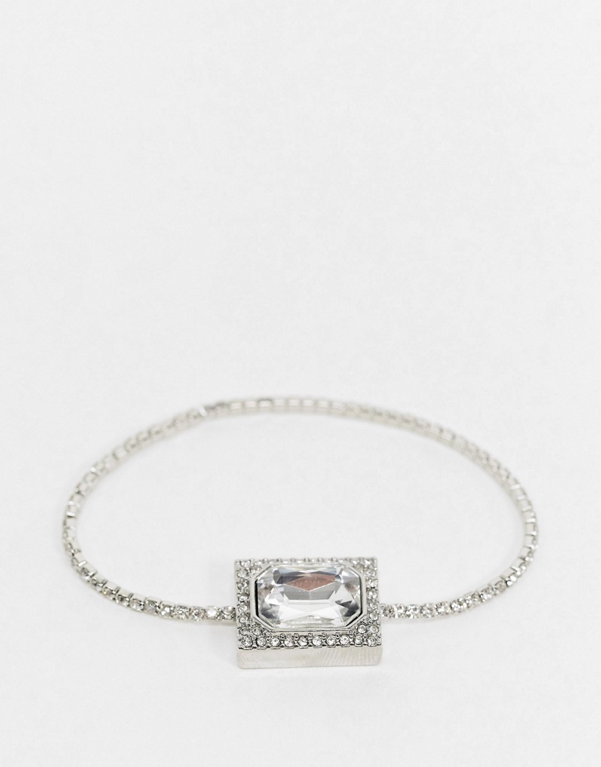 ASOS DESIGN - Elastische kristallen armband met vierkante kristallen bedel in zilverkleur