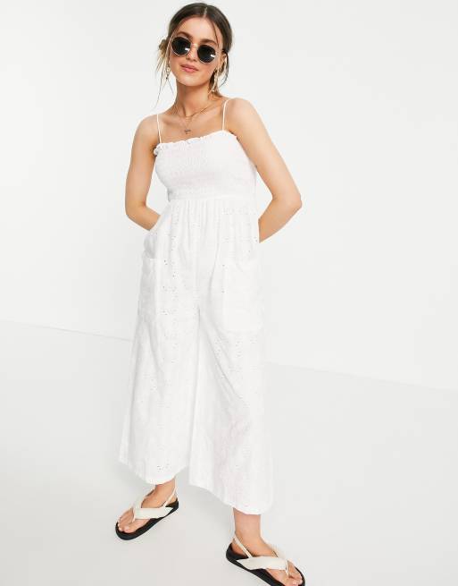 ASOS DeSIGN – Elastischer Camisole-Hosenrock-Jumpsuit in Weiß mit Lochstickerei
