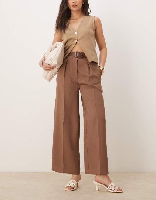 ASOS DESIGN – Eleganckie spodnie z krótszymi nogawkami w kolorze mokki z paskiem z poliuretanu