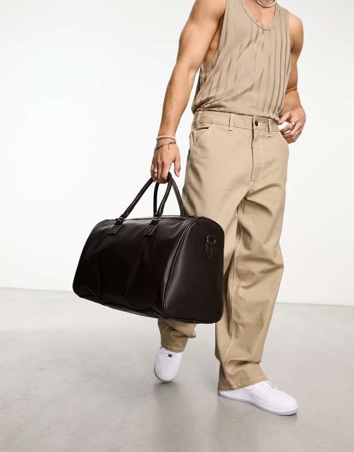 ASOS DESIGN - Elegant weekendtaske i hold-all-stil med præget branding i brunt saffianolæder