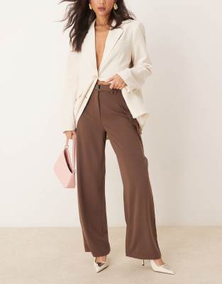 ASOS DESIGN - Elegante, anschmiegsame Hose in Schokoladenbraun mit weitem Bein und gewickeltem Faltendetail-Neutral