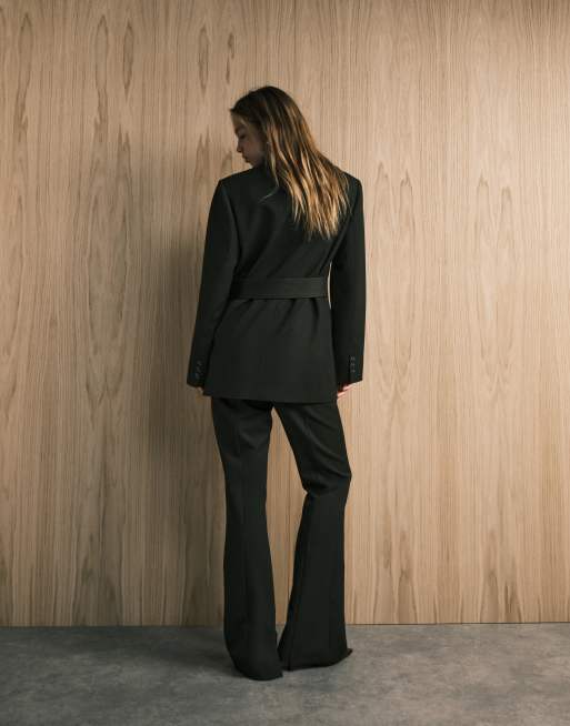 ASOS DESIGN – Elegante Anzug-Schlaghose in Olivgrün mit Ziernaht und Saumschlitz , 4 von 5
