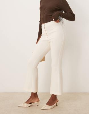 ASOS DESIGN - Elegante, ausgestellte Hose in Cremeweiß