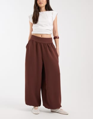 ASOS DESIGN – Elegante Ballonhose in Rum Raisin mit umgeschlagenem Saum ...