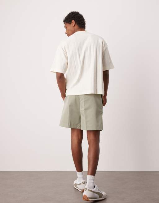 ASOS DESIGN – Elegante Bermuda-Shorts in Grün mit Bundfalten und Gürtel-Detail , 3 von 5