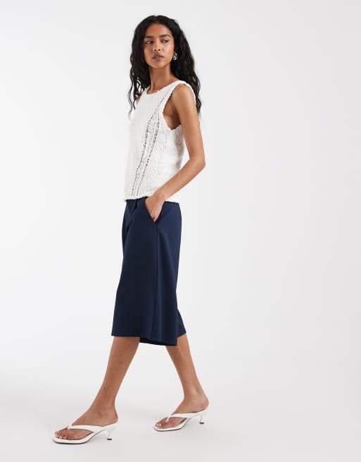 ASOS DESIGN - Elegante bermudashort van gladde keperstof in marineblauw, 2 van 5