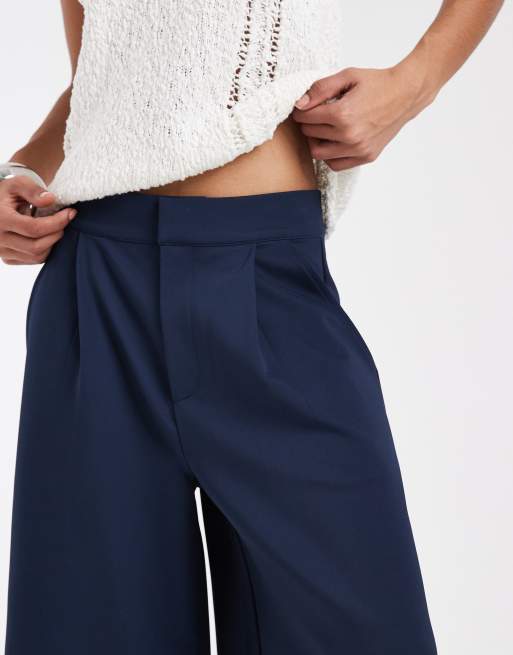 ASOS DESIGN - Elegante bermudashort van gladde keperstof in marineblauw, 4 van 5