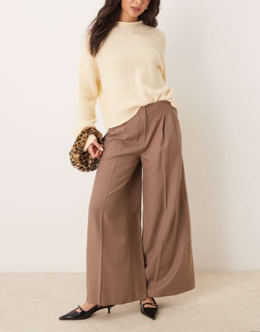 ASOS DESIGN - Elegante broek met lage taille en wijde pijpen en plooidetail in bruin