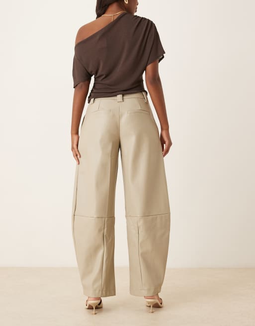 ASOS DESIGN - Elegante broek met leerlook en ballonpijpen in stone, 3 van 5