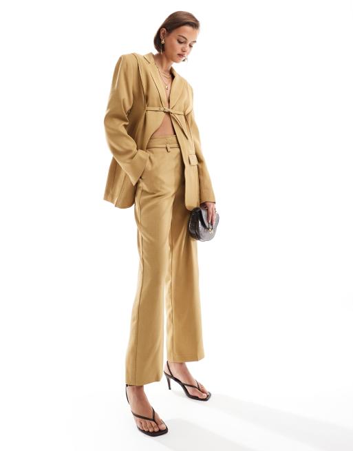ASOS DESIGN - Elegante broek met onafgewerkte randen en riem in lichtbruin, deel van co-ord set