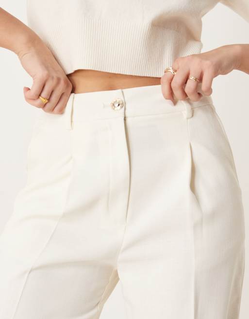 ASOS DESIGN - Elegante broek met rechte pijpen en gouden knoop in gebroken wit, 3 van 5