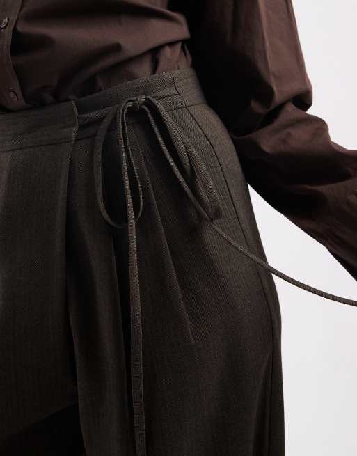 ASOS DESIGN - Elegante broek met visgraat, wijde pijpen en gestrikte overslag in bruin, 5 van 5