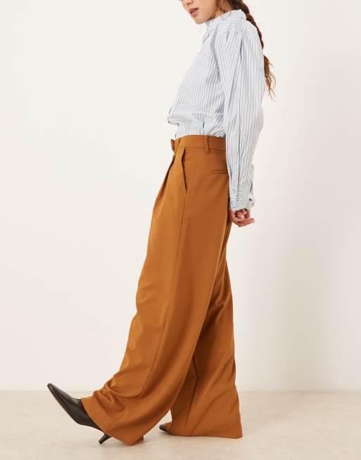 ASOS DESIGN - Elegante broek met wijde pijpen en lage taille in donker camel, 2 van 5