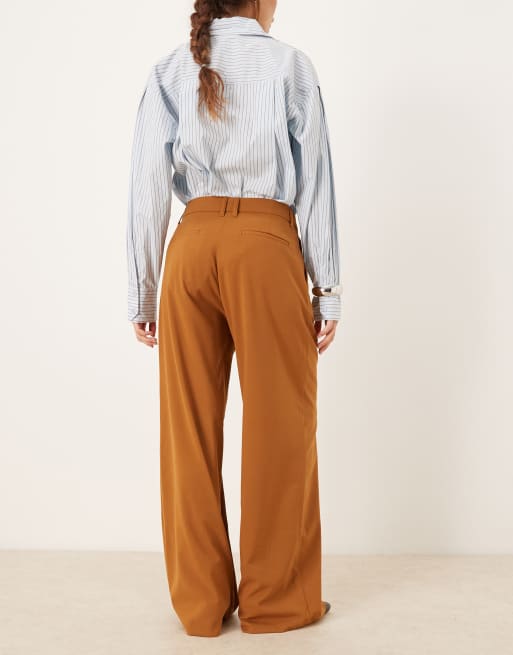 ASOS DESIGN - Elegante broek met wijde pijpen en lage taille in donker camel, 3 van 5