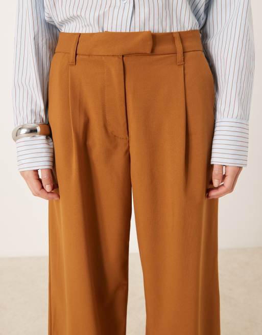 ASOS DESIGN - Elegante broek met wijde pijpen en lage taille in donker camel, 4 van 5
