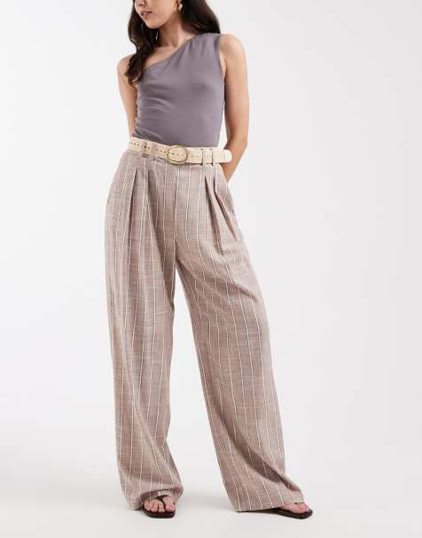 ASOS DESIGN – Elegante Bundfaltenhose in gestreiftem Nerzbraun mit weitem Bein und Gürtel - view 1