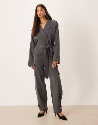 ASOS DESIGN - Elegante Cargo-Hose aus weichem Material in Dunkelgrau mit hohem Bund, Kombiteil