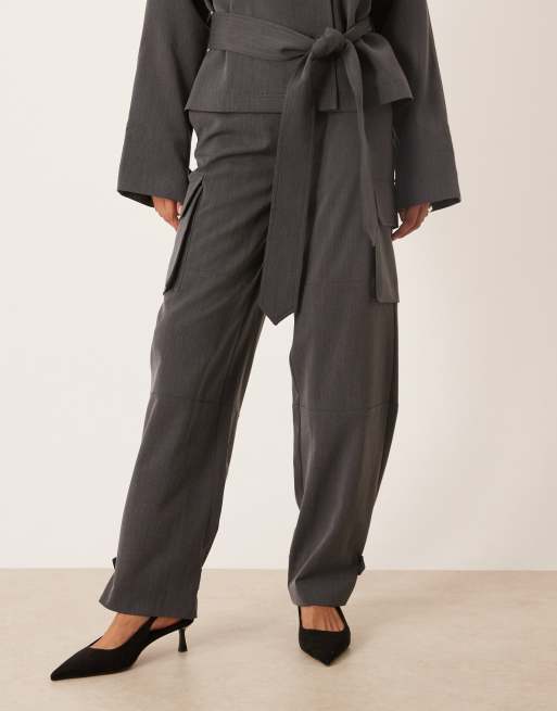 ASOS DESIGN – Elegante Cargo-Hose aus weichem Material in Dunkelgrau mit hohem Bund, Kombiteil , 2 von 4