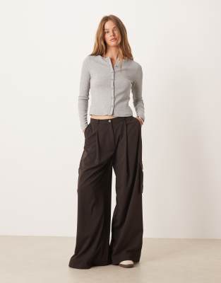 ASOS DESIGN - Elegante Cargo-Hose in Schokoladenbraun mit weitem Bein-Brown