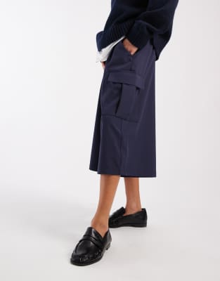 ASOS DESIGN - Elegante Cargohose in Marineblau mit 3/4-Länge