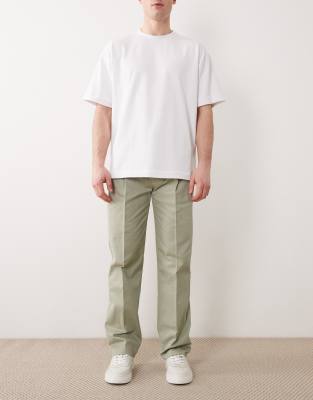 Elegante Chinohose in Salbeigrün mit hohem Baumwollanteil, geradem Schnitt und Bundfalten Grün 50 Short