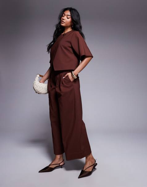 ASOS DESIGN - Elegante co-ord set van overslagtop met gouden knoop en cropped broek met verstelbare tailleband in chocoladebruin - view 1