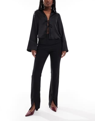 ASOS DESIGN - Elegante, eng geschnittene Hose in Schwarz mit Reißverschlussdetail vorne