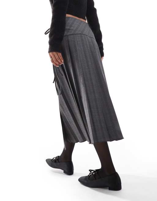 ASOS DESIGN - Elegante geplooide geruite midi rok met overslag in grijs, 5 van 5