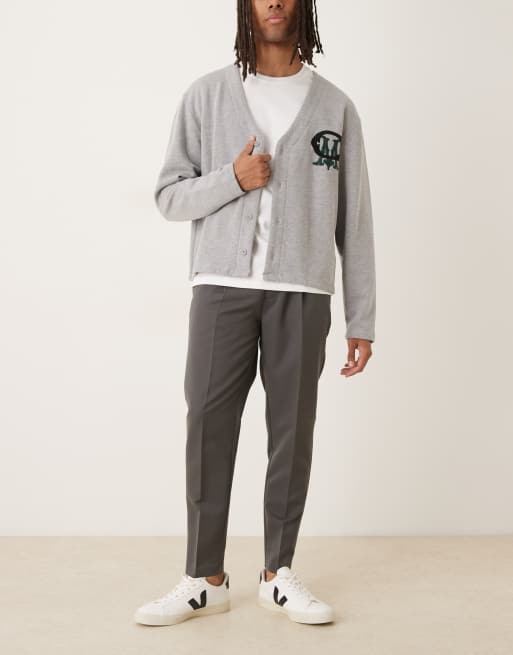 ASOS DESIGN - Elegante geplooide toelopende broek in antracietgrijs, 2 van 5