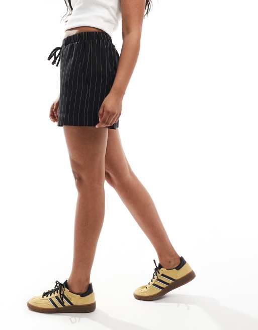 ASOS DESIGN - Elegante gestreepte short met elastische taille in zwart