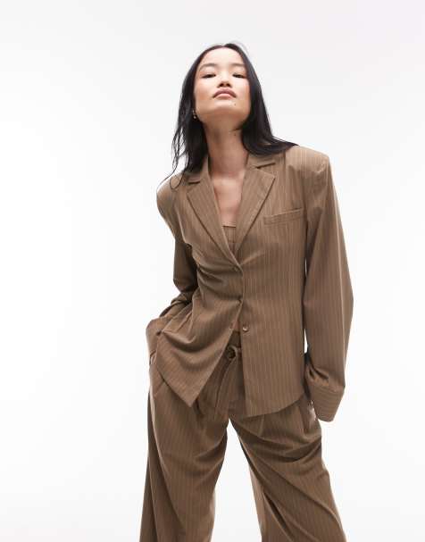 ASOS DESIGN – Elegante Hemdbluse in Kamelbraun mit Schulterpolstern und Nadelstreifen - view 1