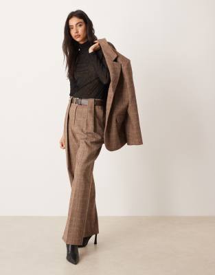 ASOS DESIGN - Elegante Hose aus Wollmix in Braun mit Fischgrät- und Karomuster, hohem Bund, Gürtel und geradem Schnitt-B...