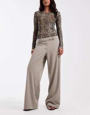 ASOS DESIGN - Elegante Hose im Stil der 90er in Steinbeige mit niedrigem Bund-Neutral