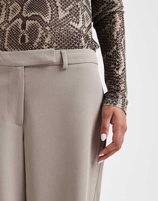 ASOS DESIGN – Elegante Hose im Stil der 90er in Steinbeige mit niedrigem Bund, 4 von 5