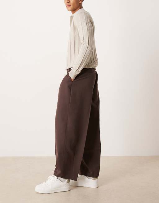 ASOS DESIGN – Elegante Hose in Braun mit abgerundetem, weitem Beinschnitt und Bügelfalten, 3 von 5