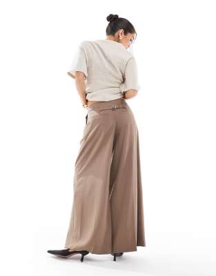 ASOS DESIGN - Elegante Hose in Braun mit weitem Bein, niedrigem, verstellbarem Bund und Bundfalten-Brown