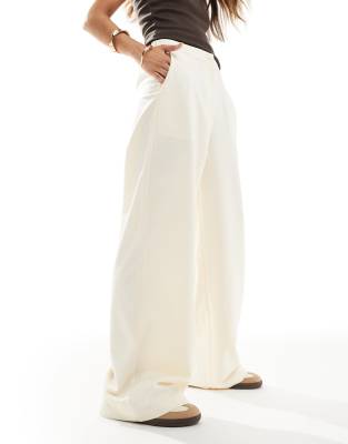 ASOS DESIGN - Elegante Hose in Cremeweiß mit lockerem, geradem Schnitt-Neutral