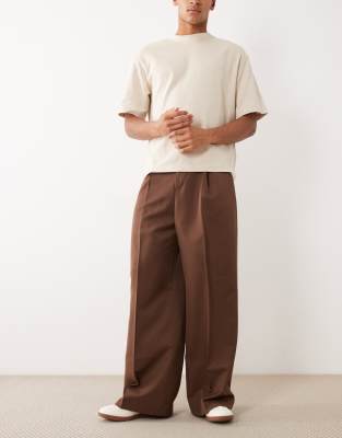 Elegante Hose in Dunkelbraun mit lockerem Schnitt und Bügelfalten Braun 50 Short