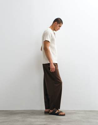 Elegante Hose in Dunkelbraun mit weitem Barrel-Beinschnitt und Bügelfalten Braun 58 Regular