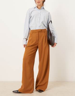 ASOS DESIGN - Elegante Hose in dunklem Kamelbraun mit niedrigem Bund und weitem Bein-Brown