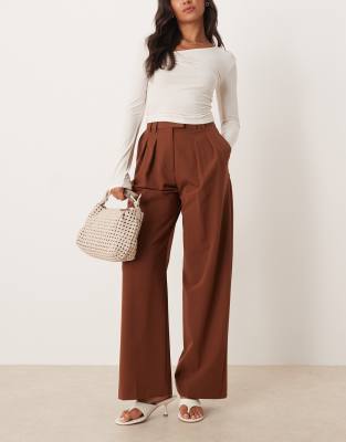 ASOS DESIGN - Elegante Hose in dunklem Karamell mit weitem Bein und Bundfalten-Brown