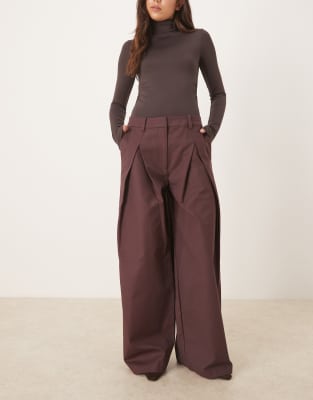 ASOS DESIGN - Elegante Hose in Fudge mit tiefem Faltendetail und niedrigem Bund-Lila