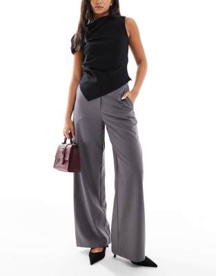 ASOS DESIGN - Elegante Hose in gestreiftem Anthrazitgrau mit lockerem, geradem Schnitt