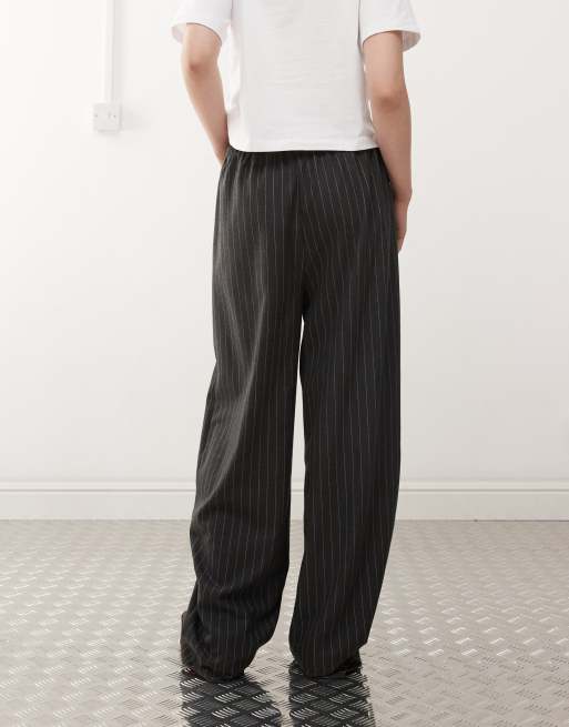 ASOS DESIGN – Elegante Hose in Grau mit Nadelstreifen und abgerundetem Beinschnitt, 3 von 5
