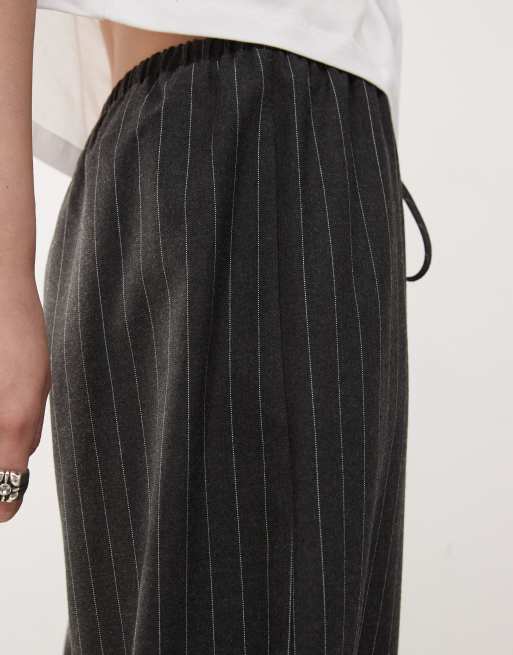 ASOS DESIGN – Elegante Hose in Grau mit Nadelstreifen und abgerundetem Beinschnitt, 4 von 5