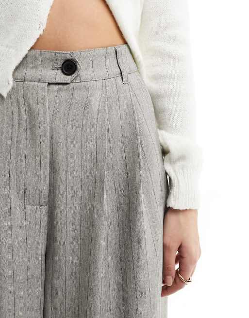 ASOS DESIGN – Elegante Hose in Grau mit weitem Bein und strukturierten Streifen, 2 von 5