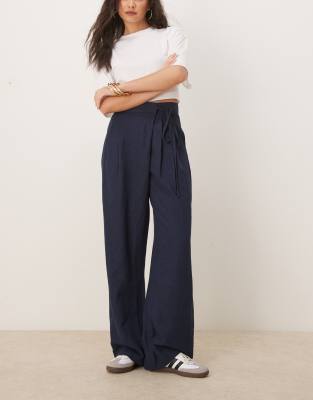 ASOS DESIGN - Elegante Hose in Marineblau mit Leinenanteil und gebundenem Wickeldetail