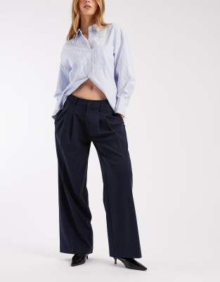 ASOS DESIGN - Elegante Hose in Marineblau mit tiefem, asymmetrischem Bund und weitem Bein