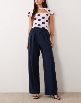 ASOS DESIGN - Elegante Hose in Marineblau mit weitem Bein und Bundfalten