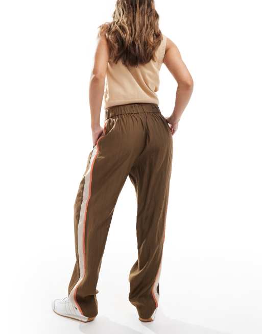 ASOS DESIGN – Elegante Hose in Mokka mit Kontrast-Einsatz
